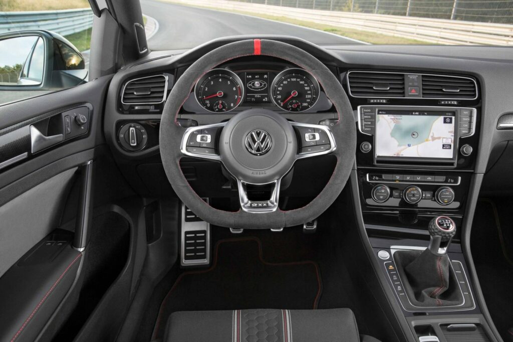 Volkswagen_Golf_GTI_7_interieur